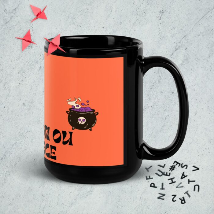 Mug brillant noir "un bonbon ou une farce" – Image 2